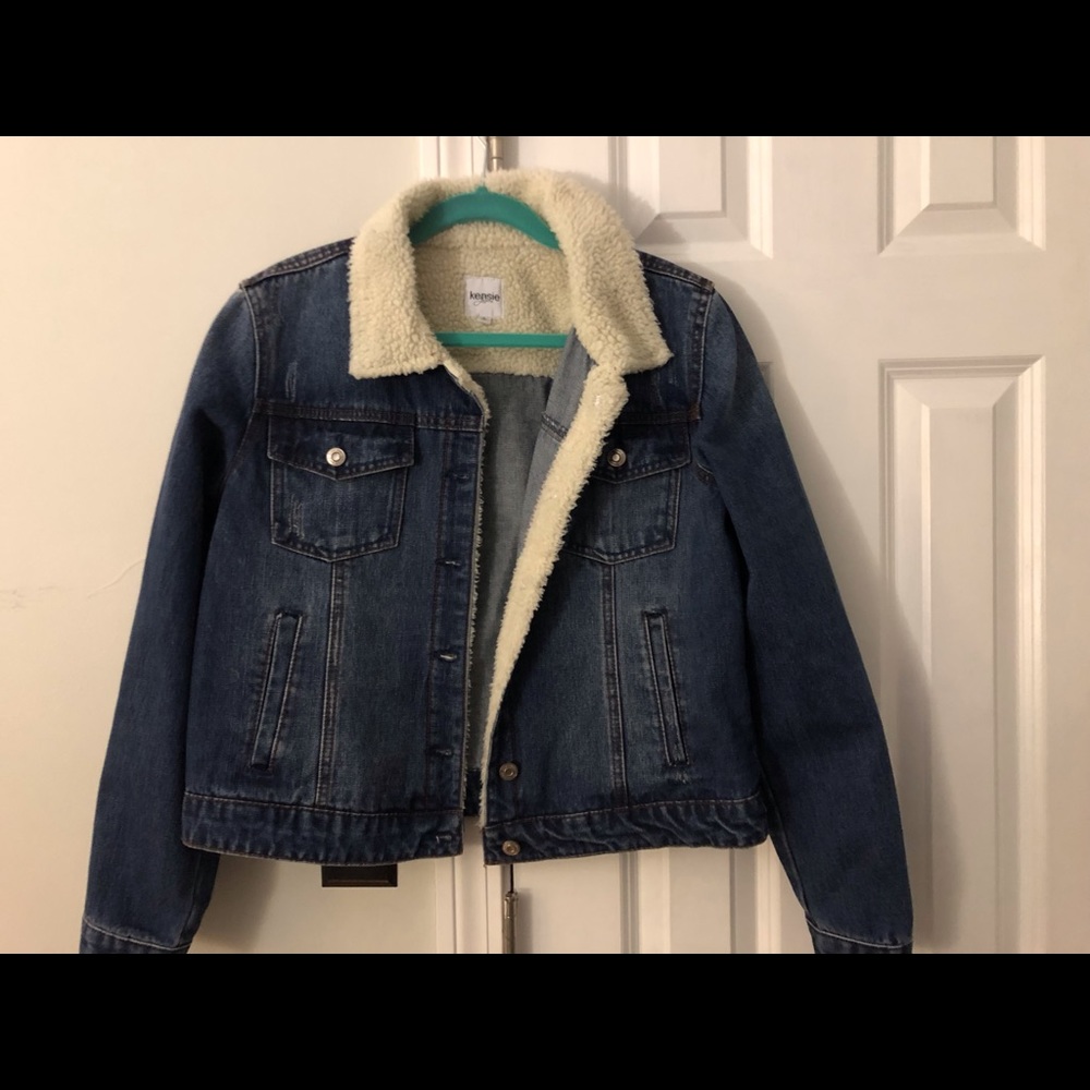 Jean jacket with fuzz collar